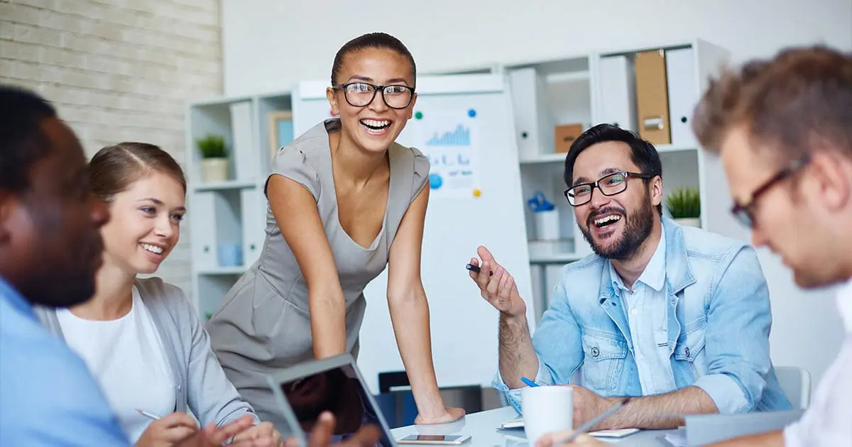 Persone al lavoro in uno spazio condiviso